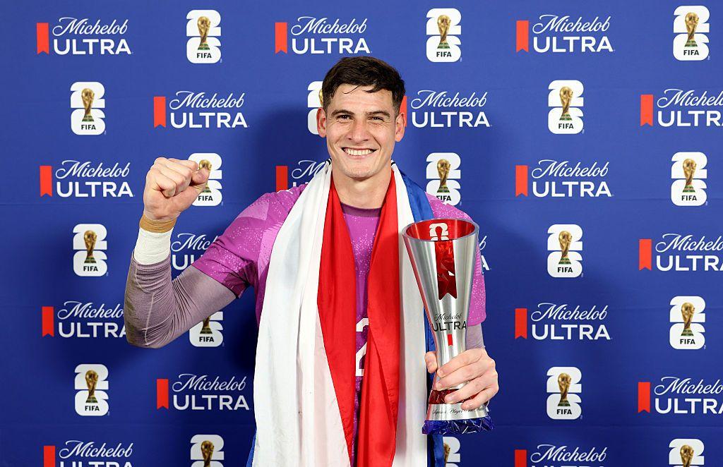 Orlando Gill posa con el trofeo al mejor jugador del partido de Paraguay vs. Alemania