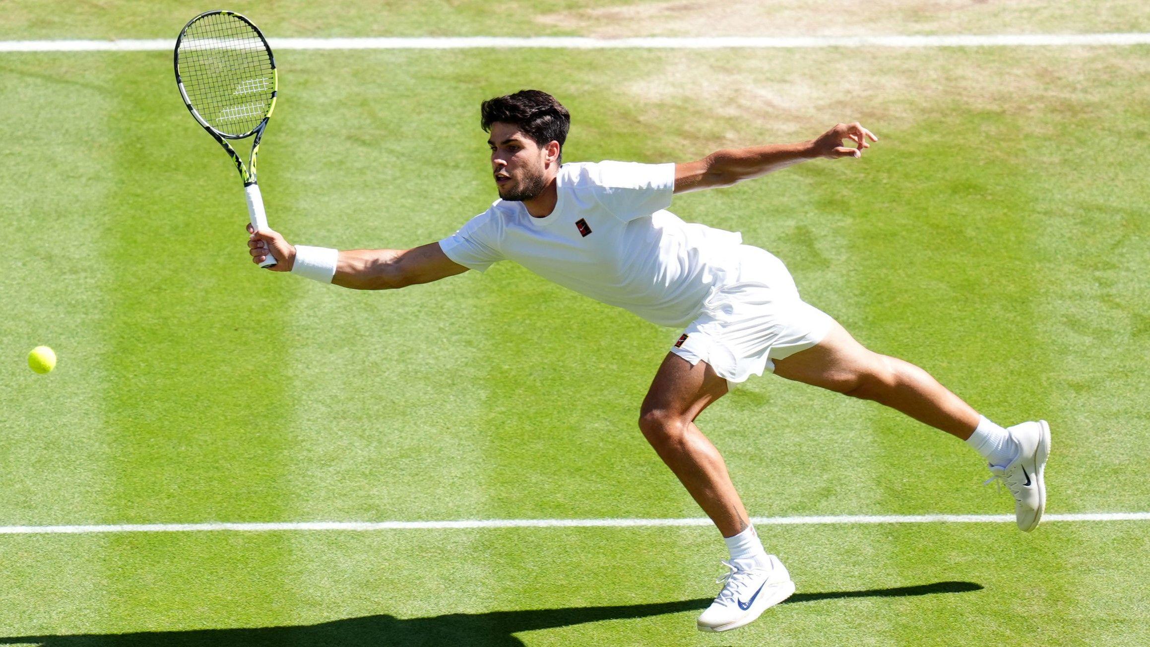 Wimbledon: Fritz saves break point early in fourth set against Alcaraz
