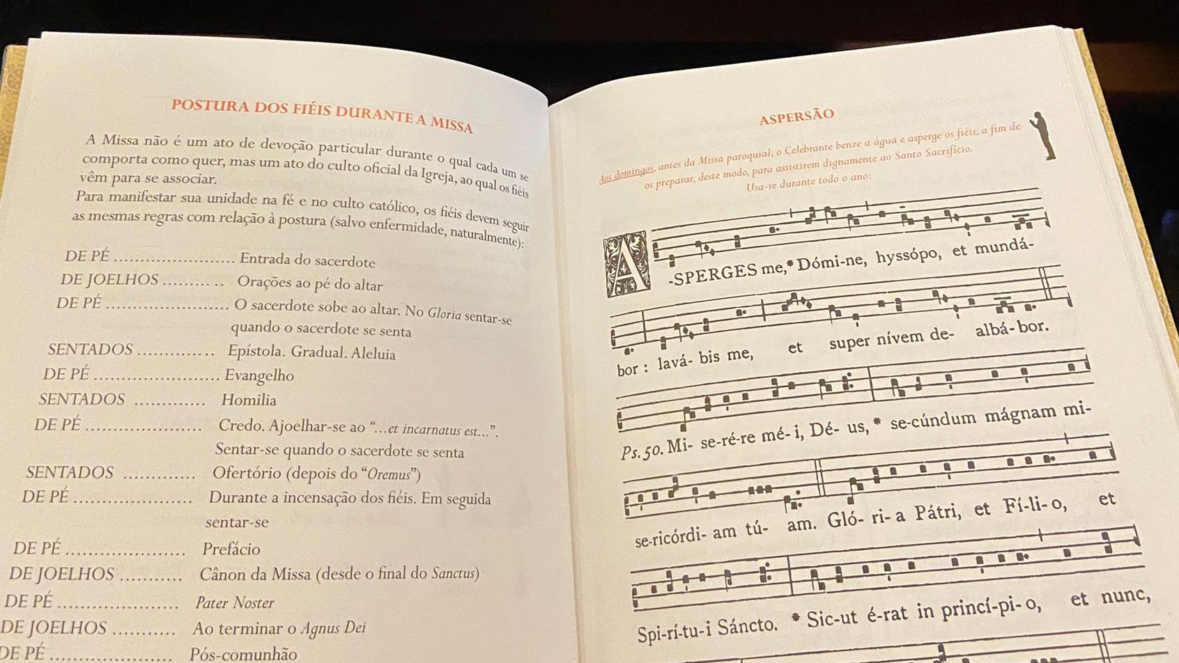 Detalhe de uma p&aacute;gina de um livro dispon&iacute;vel aos fi&eacute;is da Fraternidade Sacerdotal S&atilde;o Pio X com tradu&ccedil;&otilde;es do latim para o portugu&ecirc;s