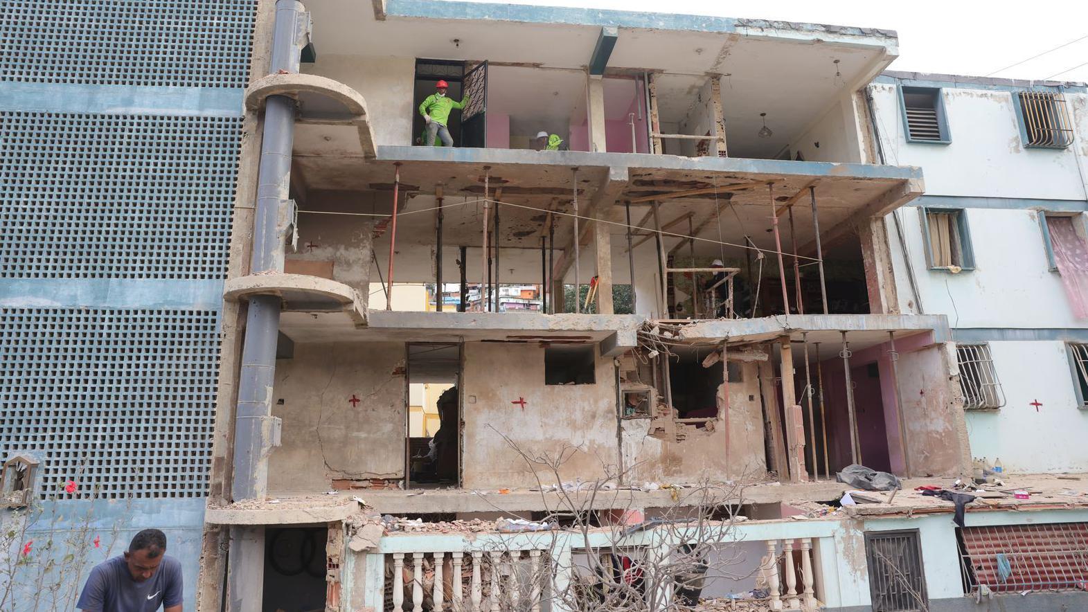 Bloque 12, edificio parcialmente destruído por un misil estadounidense en la ciudad costera Catia La Mar, estado de La Guaira, a unos 35 kilómetros por carretera desde Caracas.