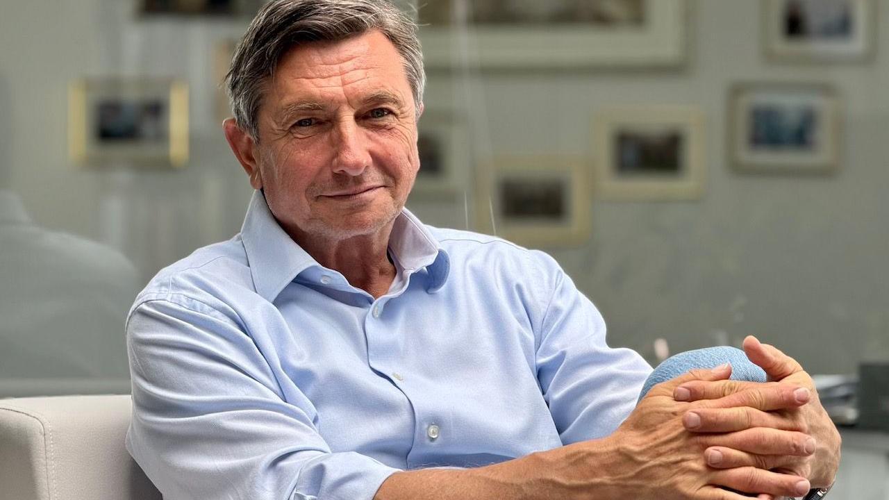 Borut Pahor sedi preokrštenih ruku