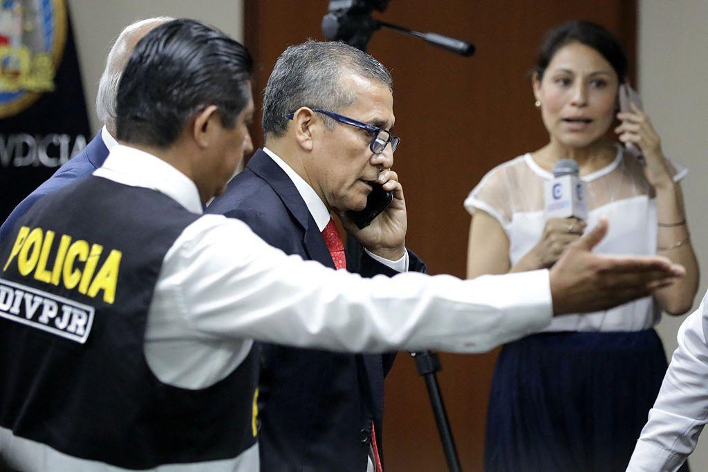 El expresidente de Perú, Ollanta Humala, habla por teléfono en el tribunal donde enfrenta un juicio por corrupción.