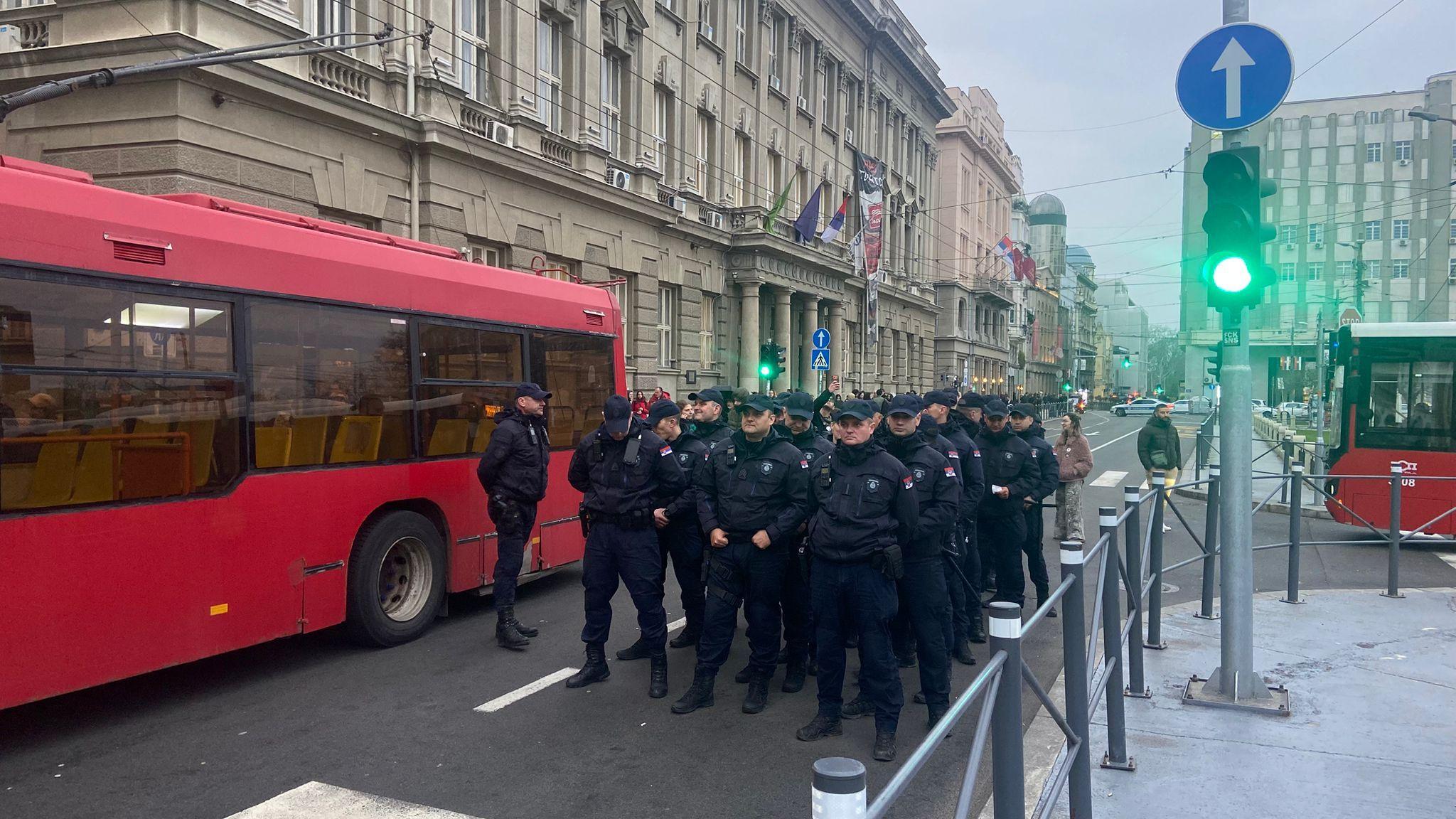 Policija u koloni ispred trolejbusa na ulici
