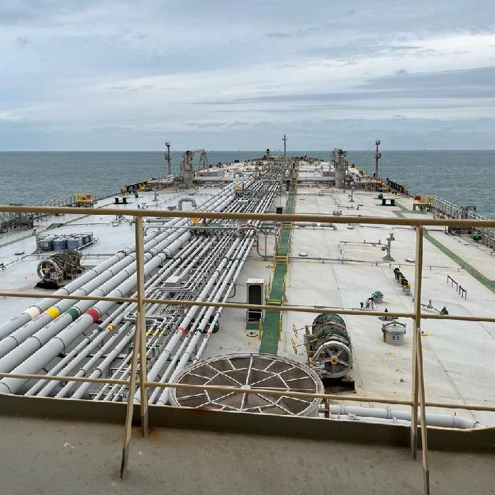 Imagem do navio Gale tirada de uma plataforma, em dire&ccedil;&atilde;o &agrave; frente do petroleiro. H&aacute; grades em primeiro plano e o c&eacute;u &eacute; vis&iacute;vel ao fundo