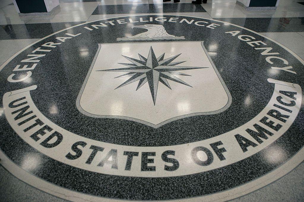 Logo de la CIA en la entrada de la sede de la organización, en el piso.