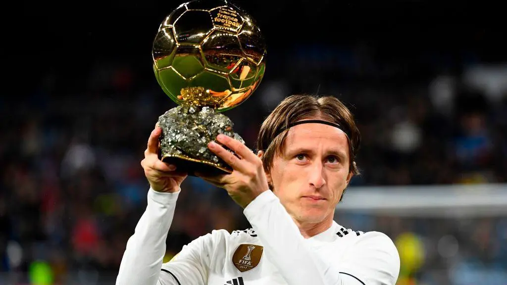 لاعب خط وسط ريال مدريد الكرواتي لوكا مودريتش مع جائزة الكرة الذهبية الخاصة به قبل مباراة الدوري الإسباني لكرة القدم بين ريال مدريد ورايو فاليكانو في ملعب سانتياغو برنابيو في مدريد في 15 ديسمبر 2018.