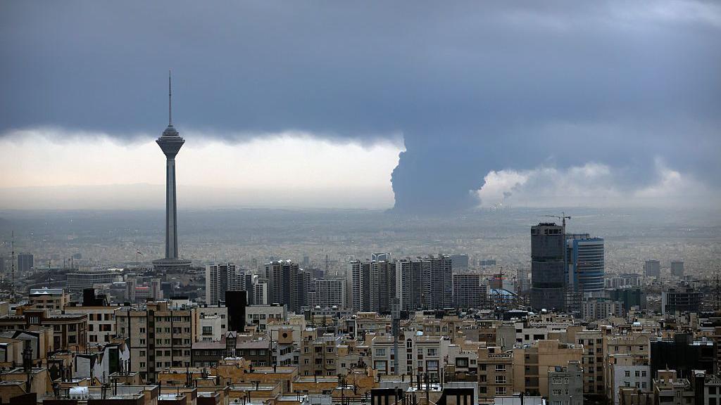 Coluna de fuma&ccedil;a sobe do dep&oacute;sito de petr&oacute;leo de Shahran ap&oacute;s ataques americanos e israelenses em 8 de mar&ccedil;o de 2026 ao Ir&atilde;