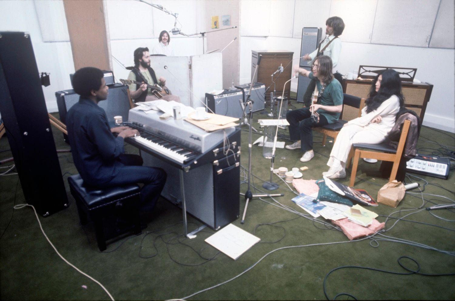 Os Beatles no est&uacute;dio de grava&ccedil;&atilde;o no por&atilde;o do n&uacute;mero 3 da Savile Row