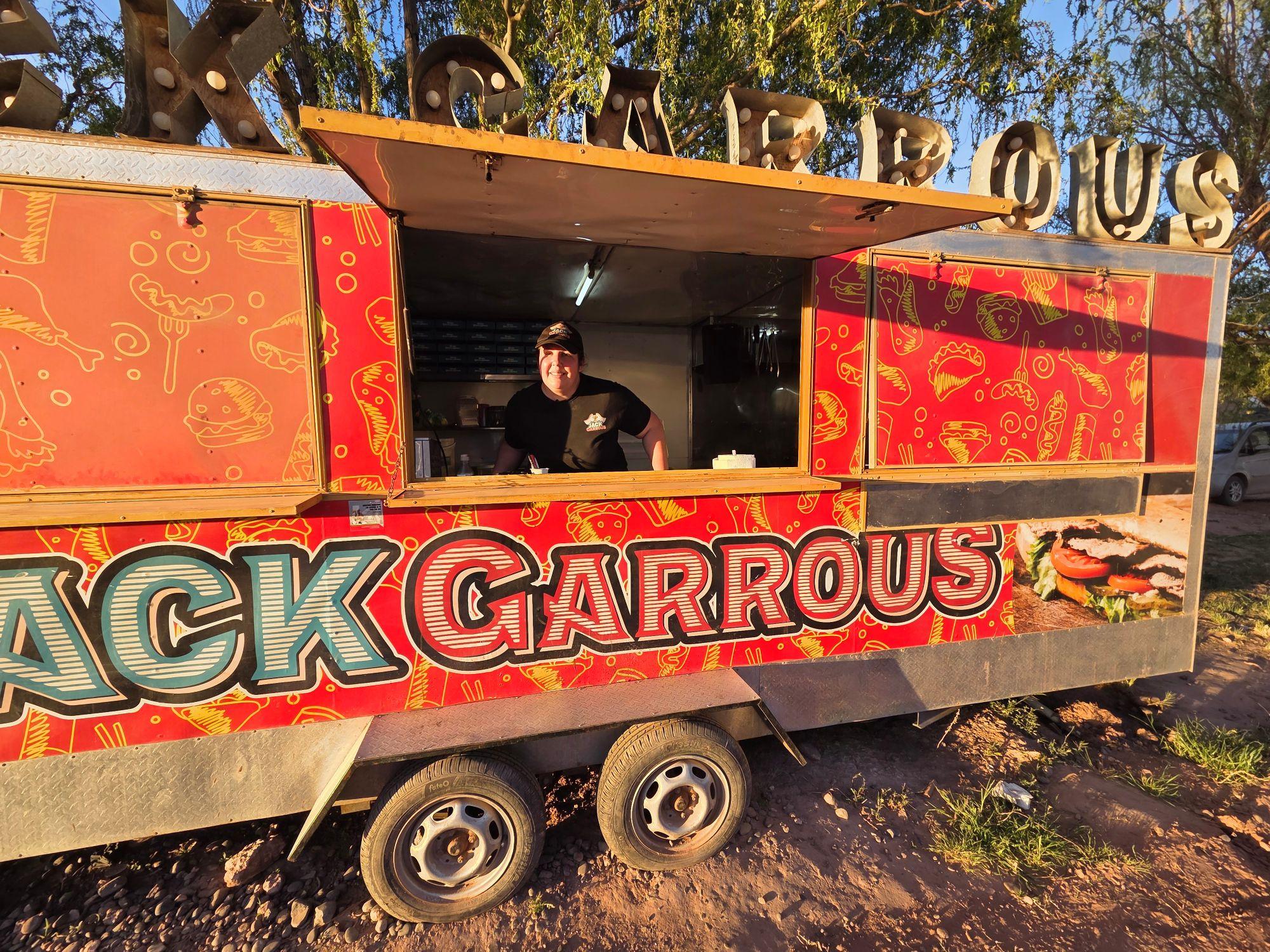 Mujer adentro de un carrito de comida 