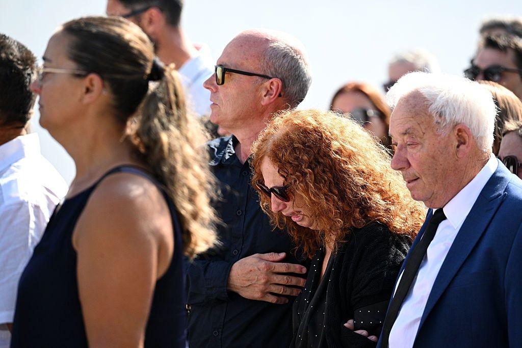 Isabel Silva, madre de Diogo Jota y André Silva, llorando mientras su esposo Joaquim la consuela