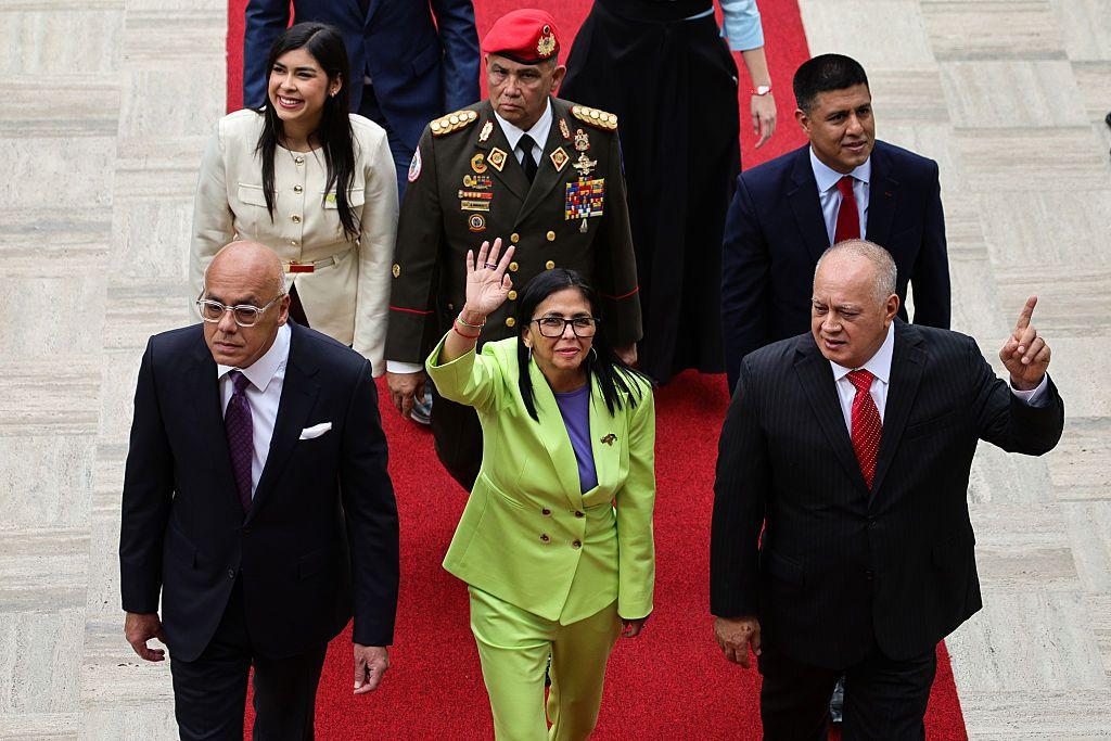 Jorge Rodríguez, Delcy Rodríguez y Diosdado Cabello caminan por una alfombra roja con otros funcionarios venezolanos detrás.