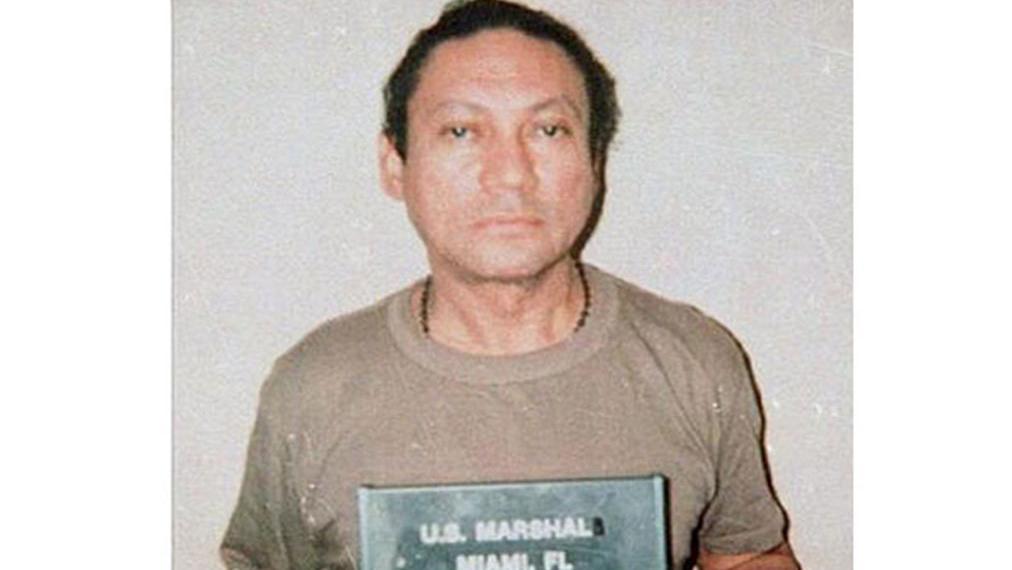 Una fotografía policial del líder militar panameño, Manuel Noriega, con una camisa marrón y mirando directamente a la cámara tras ser arrestado por las autoridades estadounidenses en 1990.