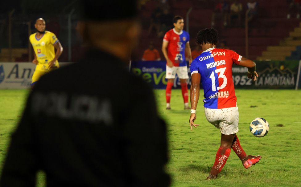 Edgar Medrano, delantero de FAS, pegando una patada al balón, de espaldas, de modo que se puede ver el 13 en su espalda, junto a su apellido, el sábado 11 de octubre de 2025 en el Estadio Óscar Alberto Quiteño, el Quiteño, donde los locales del FAS se enfrentaron a Municipal Limeño, en Santa Ana, El Salvador.