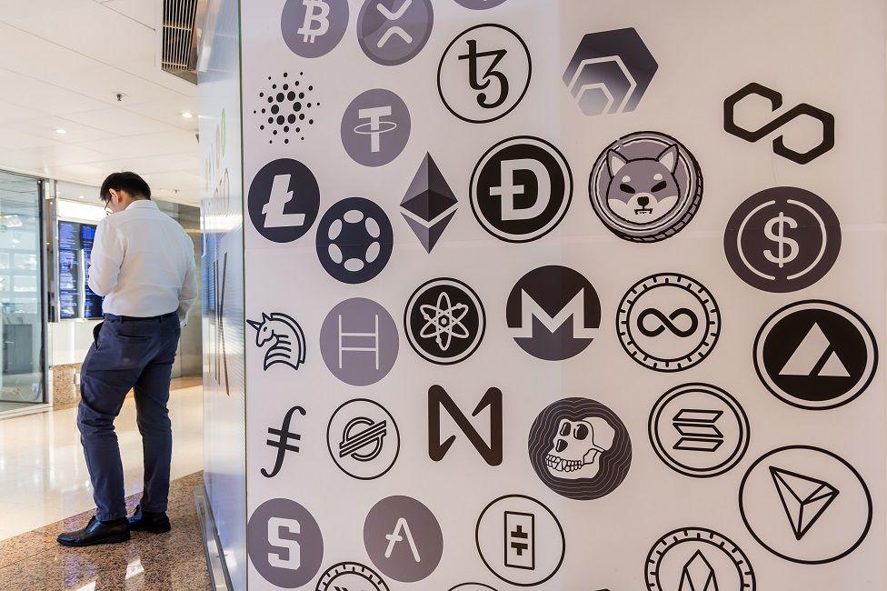 Una exhibición de logotipos de criptomonedas en una plataforma de intercambio en Hong Kong, China