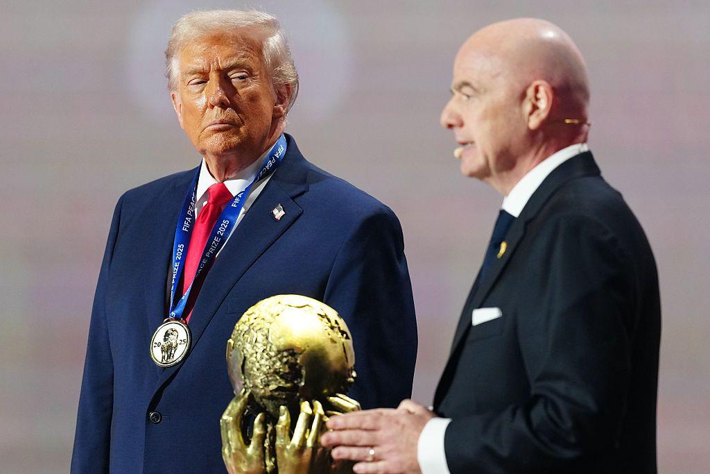El presidente estadounidense, Donald Trump, recibe un premio de la paz de parte del jefe de la FIFA, Gianni Infantino, en diciembre de 2025. 