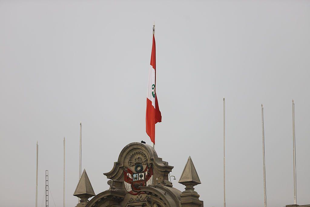 La bandera peruana izada sobre el palacio de Gobierno del país.