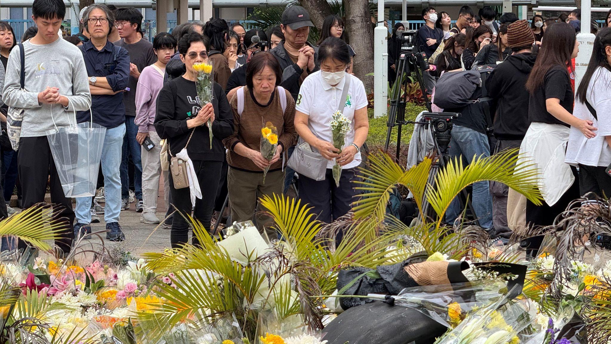 2025年11月30日，哀悼者在宏福苑旁的花園裡敬獻鮮花，悼念逝者