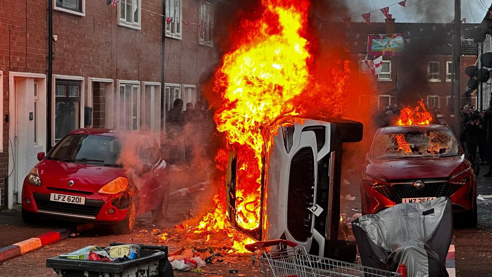 Neredi u Belfastu posle napada nožem: Zapaljene kuće, automo
