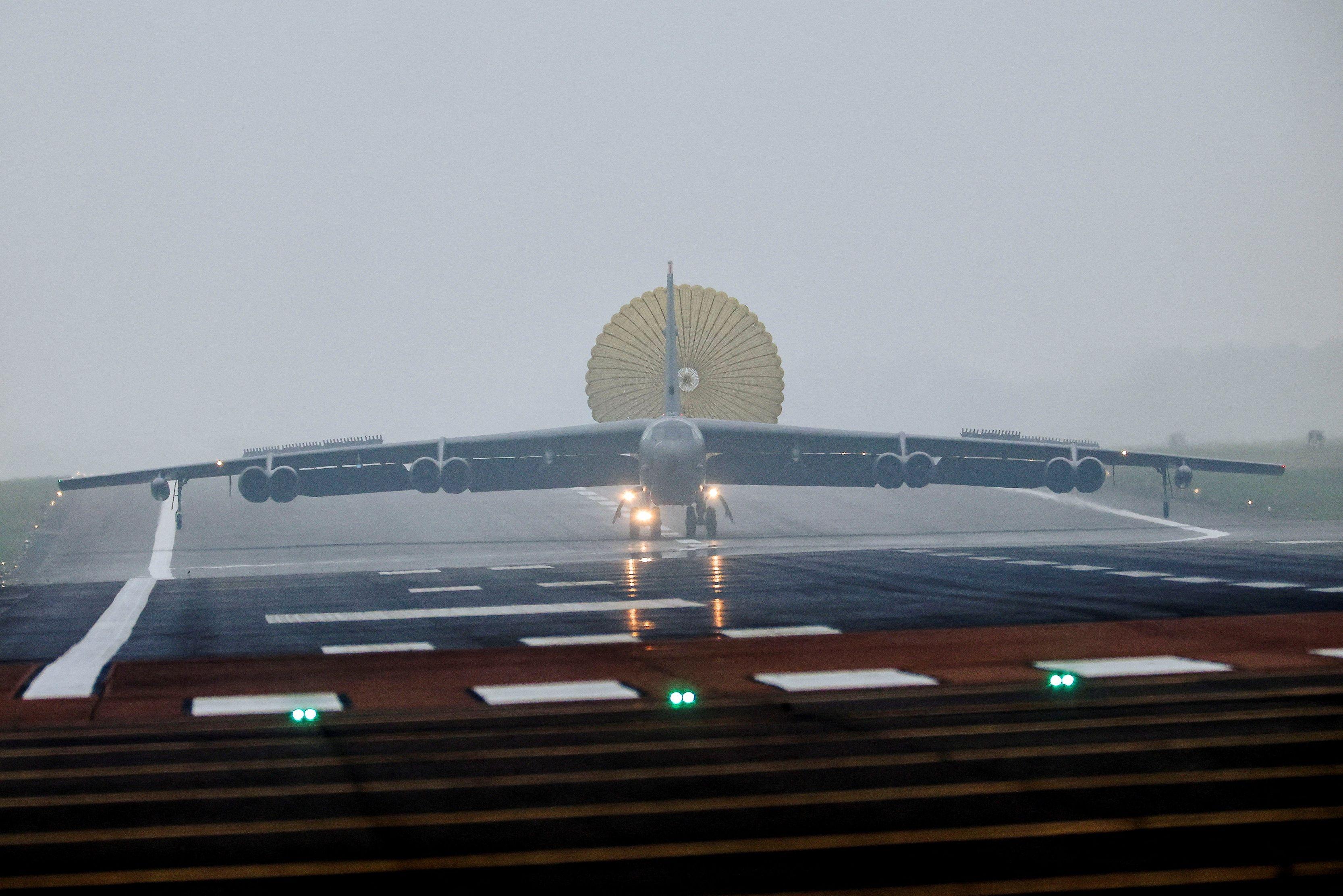 نتنياهو يتوعد "بكسر عظام" النظام وترامب يهدد بـ "الموت والنار"، وسط تحذيرات من "كارثة طاقة" عالمية