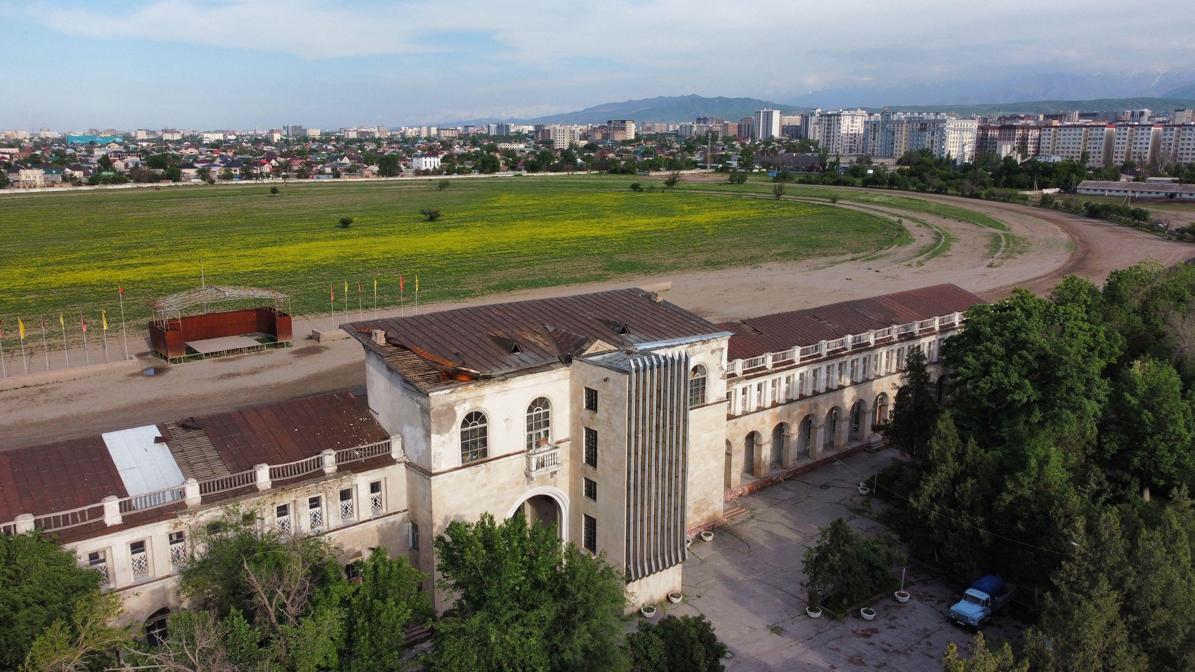 El edificio y la pista del hipódromo con la ciudad de fondo
