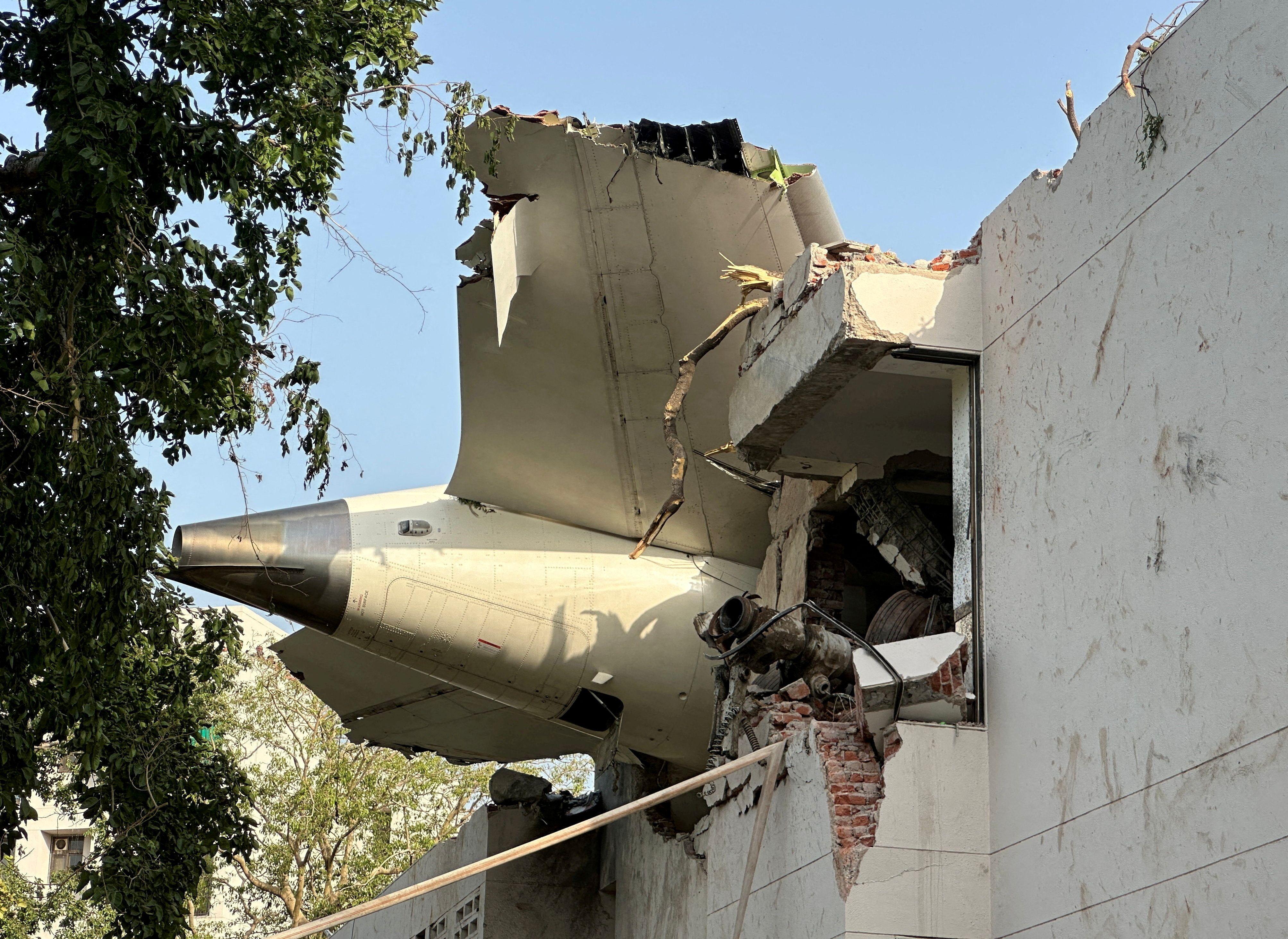 La cola de un avión Boeing 787 Dreamliner de Air India que se estrelló se ve atrapada en un edificio después del incidente en Ahmedabad, India, el 12 de junio de 2025.