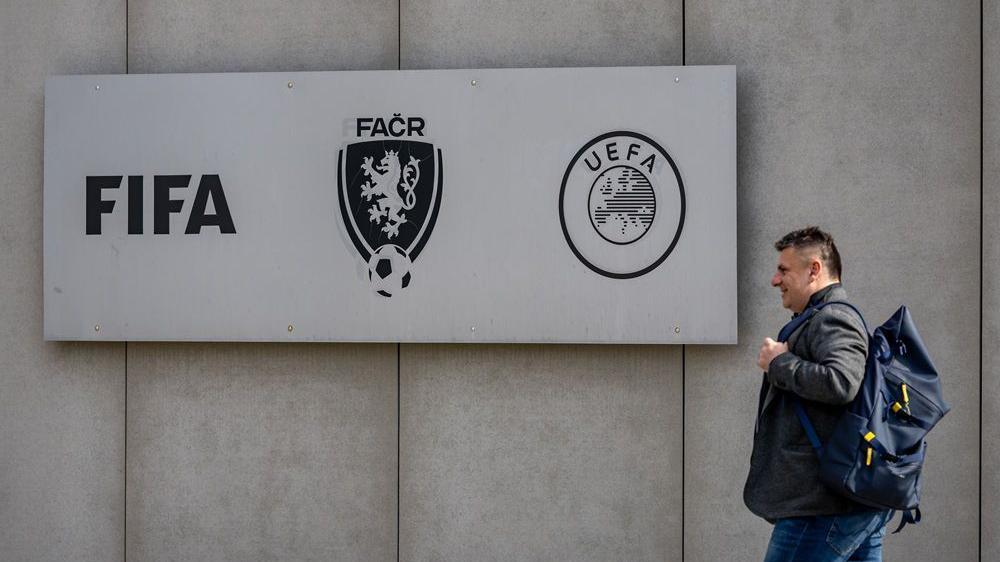 Čovek prolazi pored sedišta Češkog fudbalskog saveza (FAČR) u Pragu