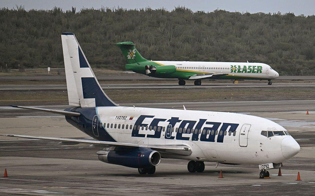 Un avión de Estelar y otro de Laser en el aeropuerto de Maiquetía.