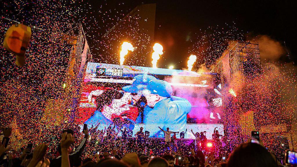 Aficionados venezolanos celebran durante la final del Clásico Mundial de Béisbol 2026 el 17 de marzo de 2026 en Caracas, Venezuela.