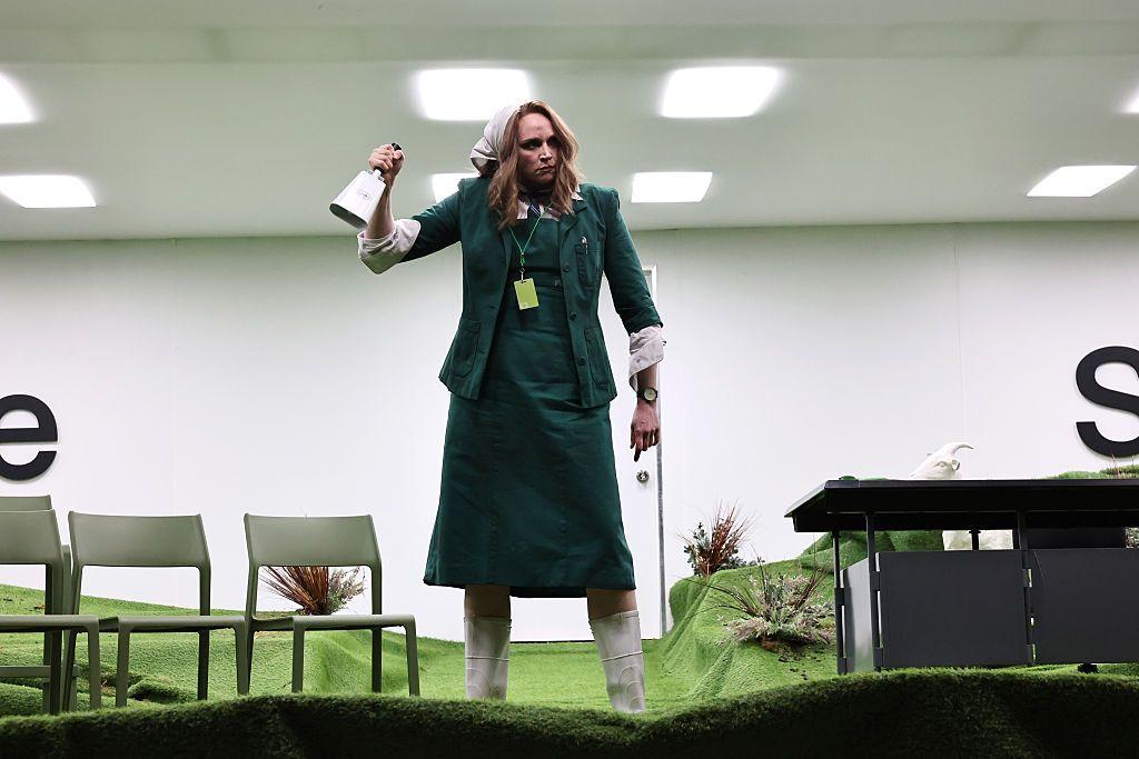 غويندولين كريستي في مشهد من مسلسل "سيفيرانس"