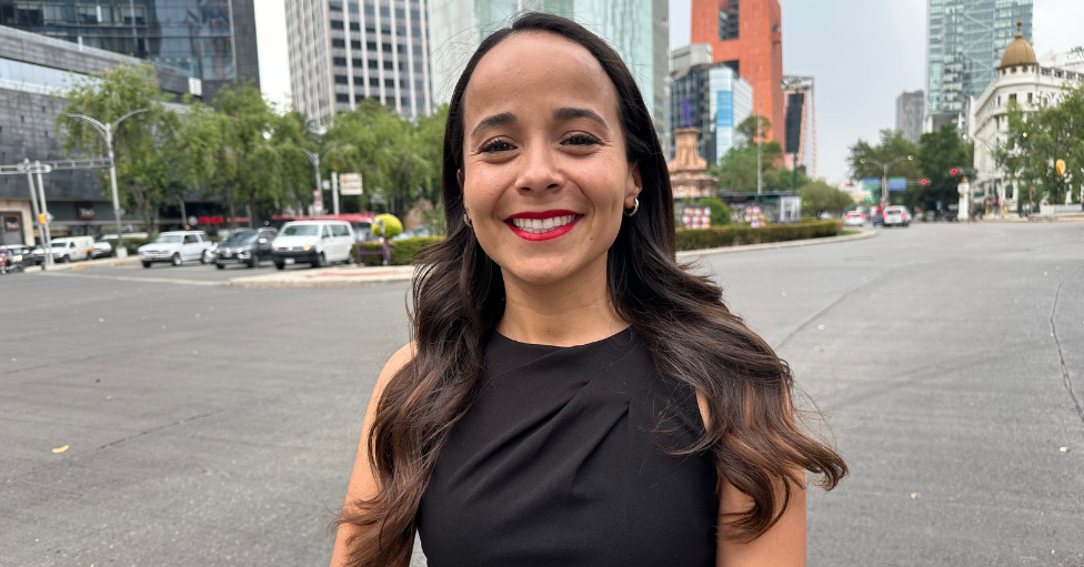 Olivia Aguirre Bonilla sonríe a la cámara en una calle mexicana.