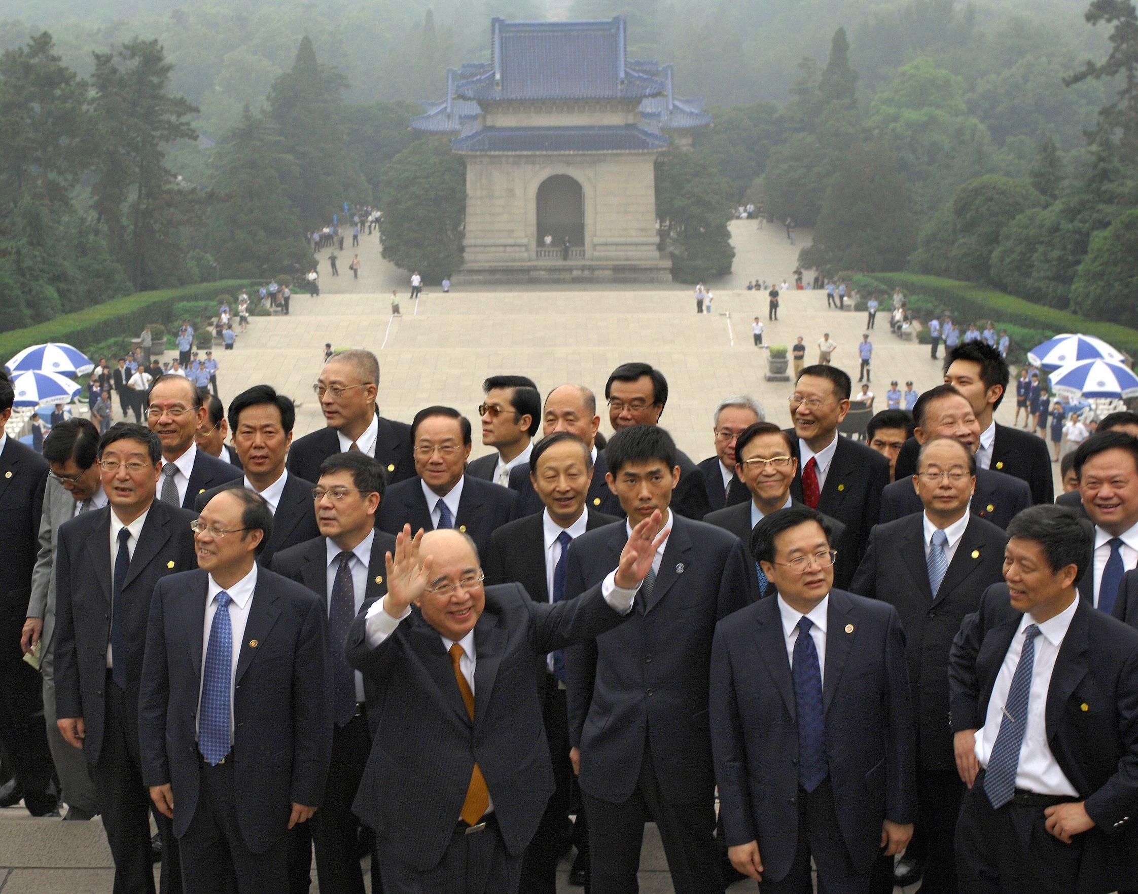 2018年5月27日時任中國國民黨主席吳伯雄率大陸訪問團到中山陵謁陵