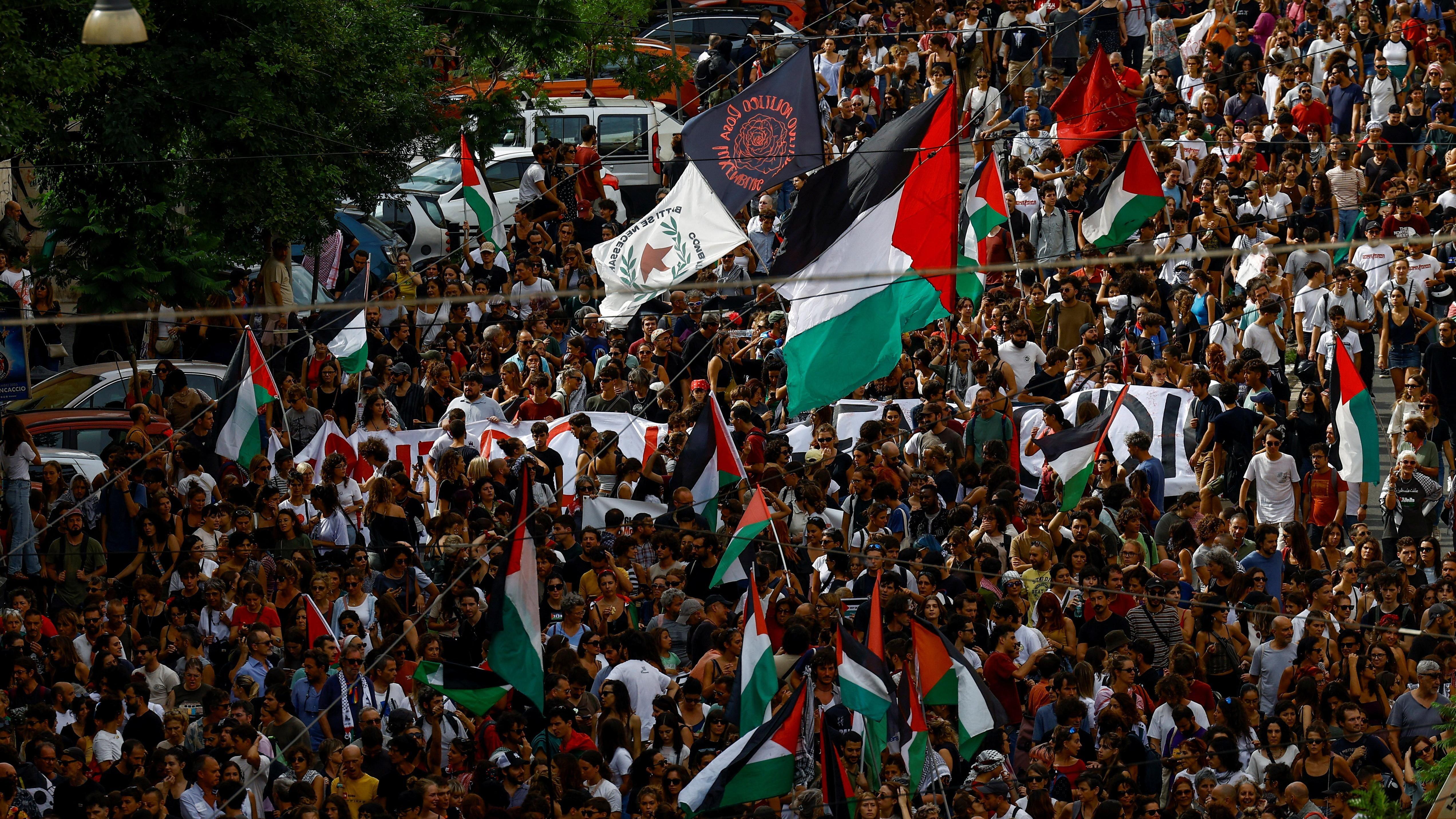 صورة تُظهر متظاهرين يرفعون الأعلام الفلسطينية في روما.