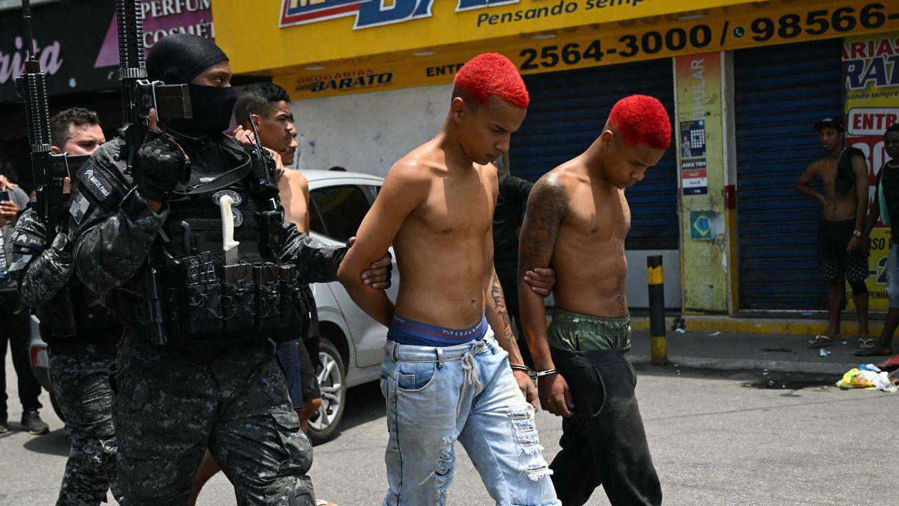 Agentes de policía escoltan a sospechosos arrestados durante la Operación Contención fuera de la favela Vila Cruzeiro, en el complejo Penha, Río de Janeiro, Brasil, el 28 de octubre de 2025.
