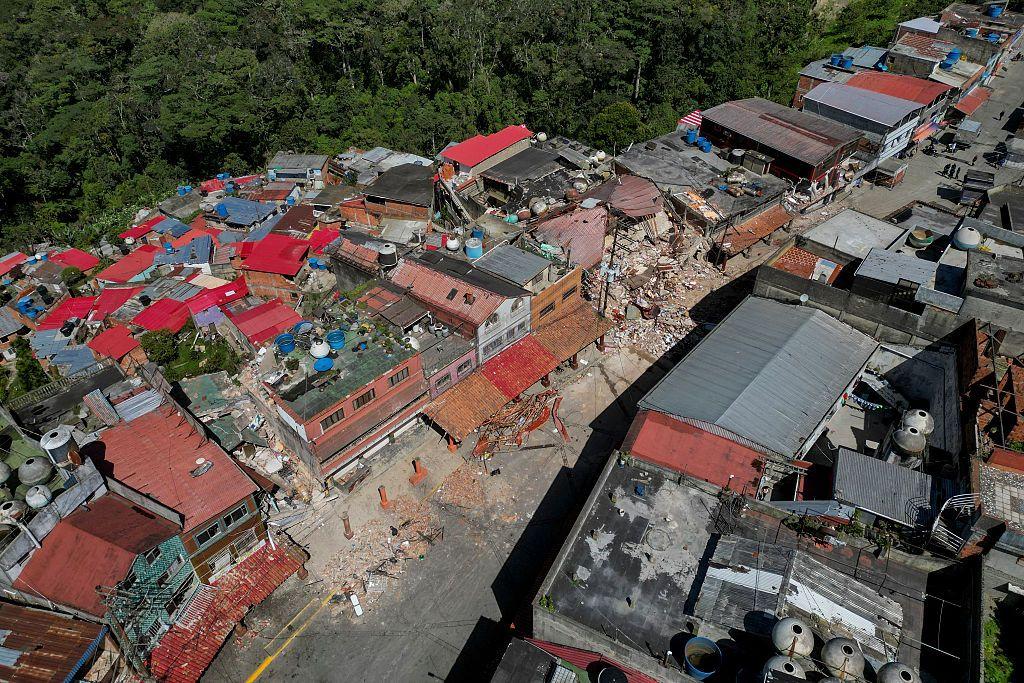 Vista aérea de El Junquito donde se ve los destrozos a algunos edificios que dejaron los terremotos.