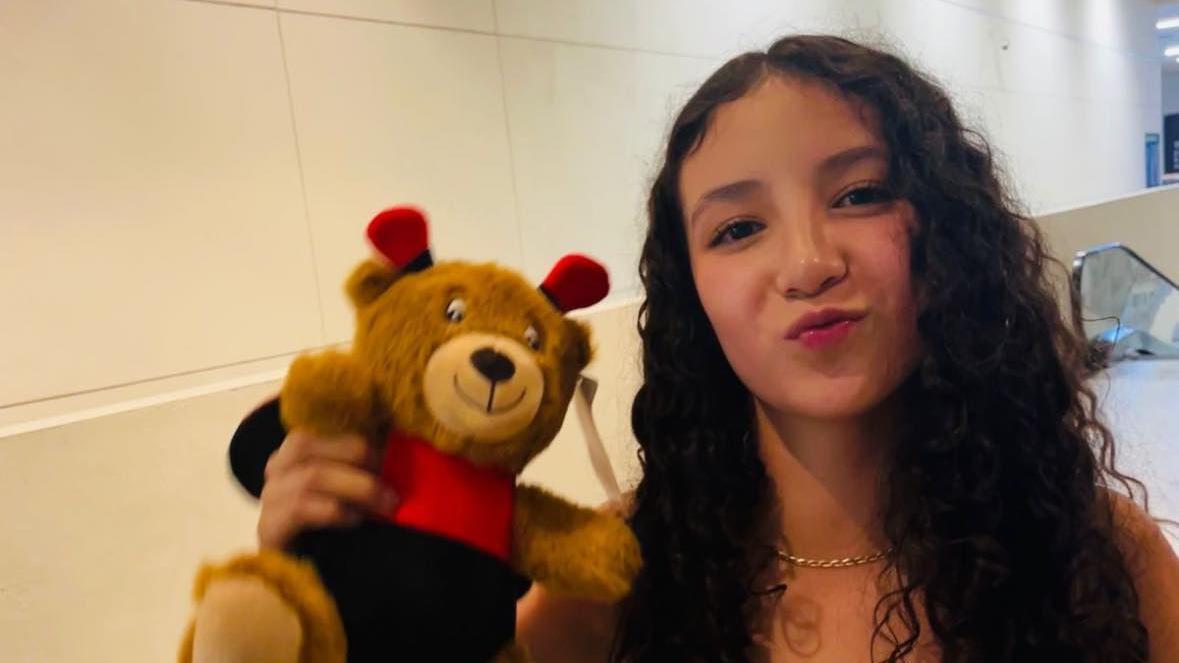 Paloma Nicole Arellano mira a la cámara sosteniendo un oso de peluche