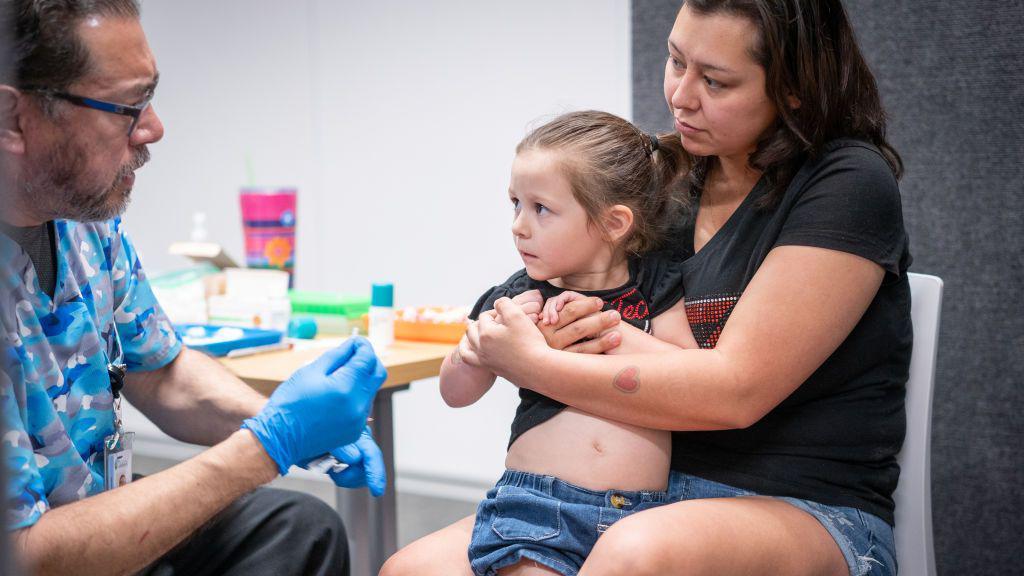 Un médico vacuna a una niña en Texas