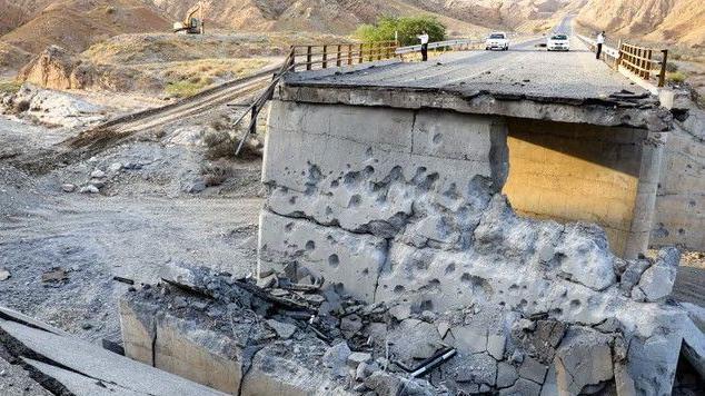 جسر مضروب في إيران  
