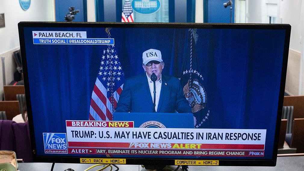 Un monitor de televisión en la sala de prensa de la Casa Blanca muestra al presidente estadounidense Donald Trump mientras hace el anuncio sobre el ataque contra Irán. La sala está vacía porque Trump hizo el anuncio desde su club Mar-a-lago en Palm Beach, Florida.