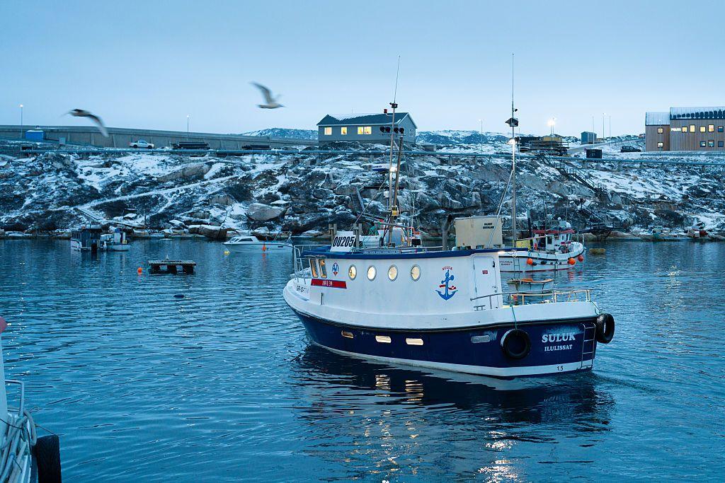 Un bote en la marina de Ilulissat, Groenlandia.