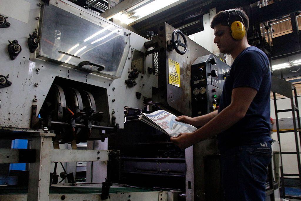 Trabajador en una imprenta en Ecuador. 
