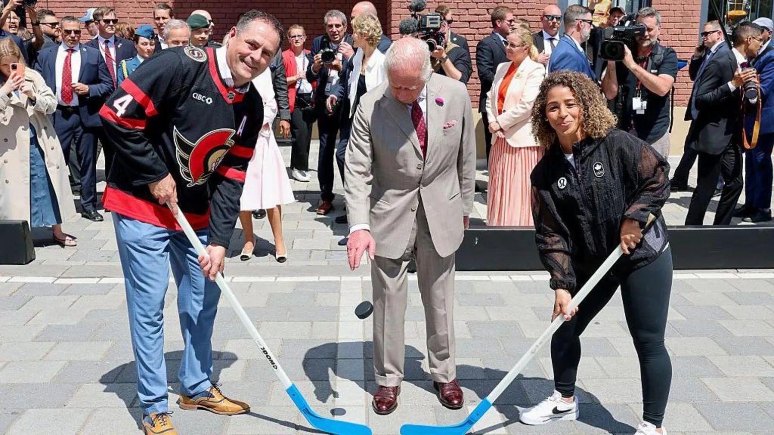 كان الجو حاراً لممارسة رياضة الهوكي على الجليد، لكن الملك ساعد في بدء مباراة هوكي الشوارع