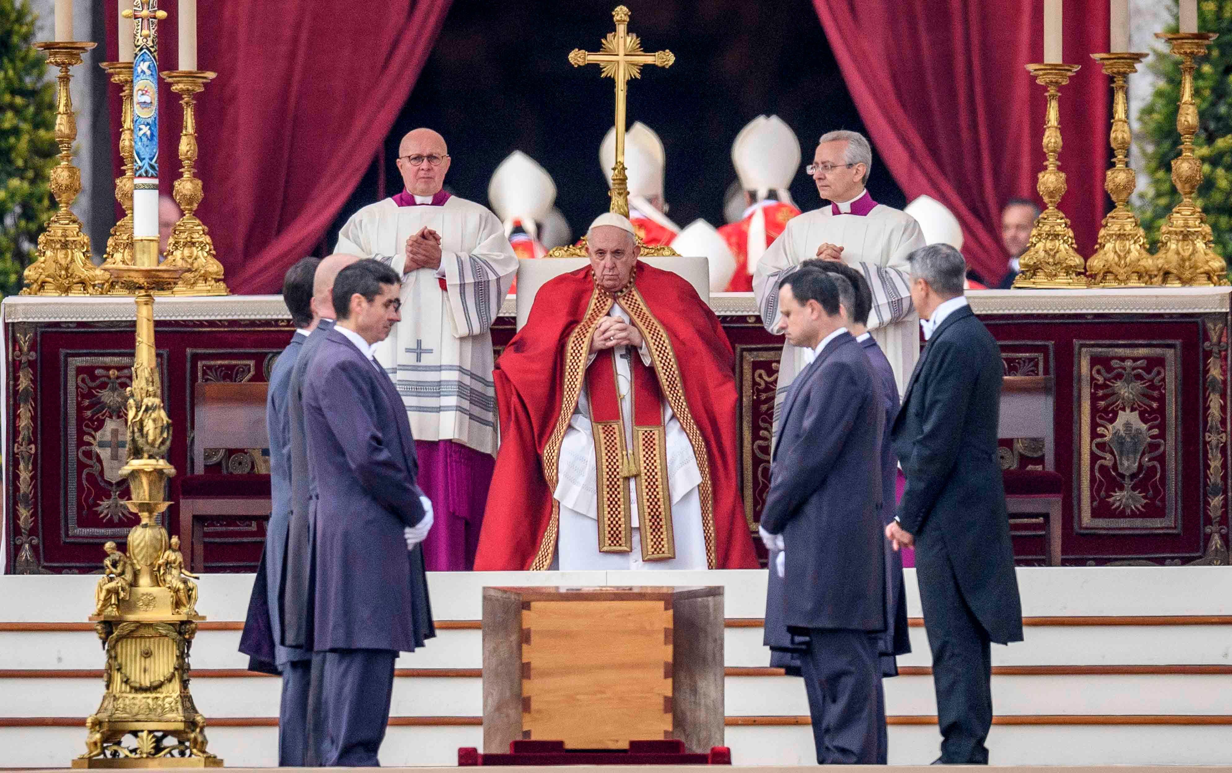 Papa Francisco no velório de Bento 16