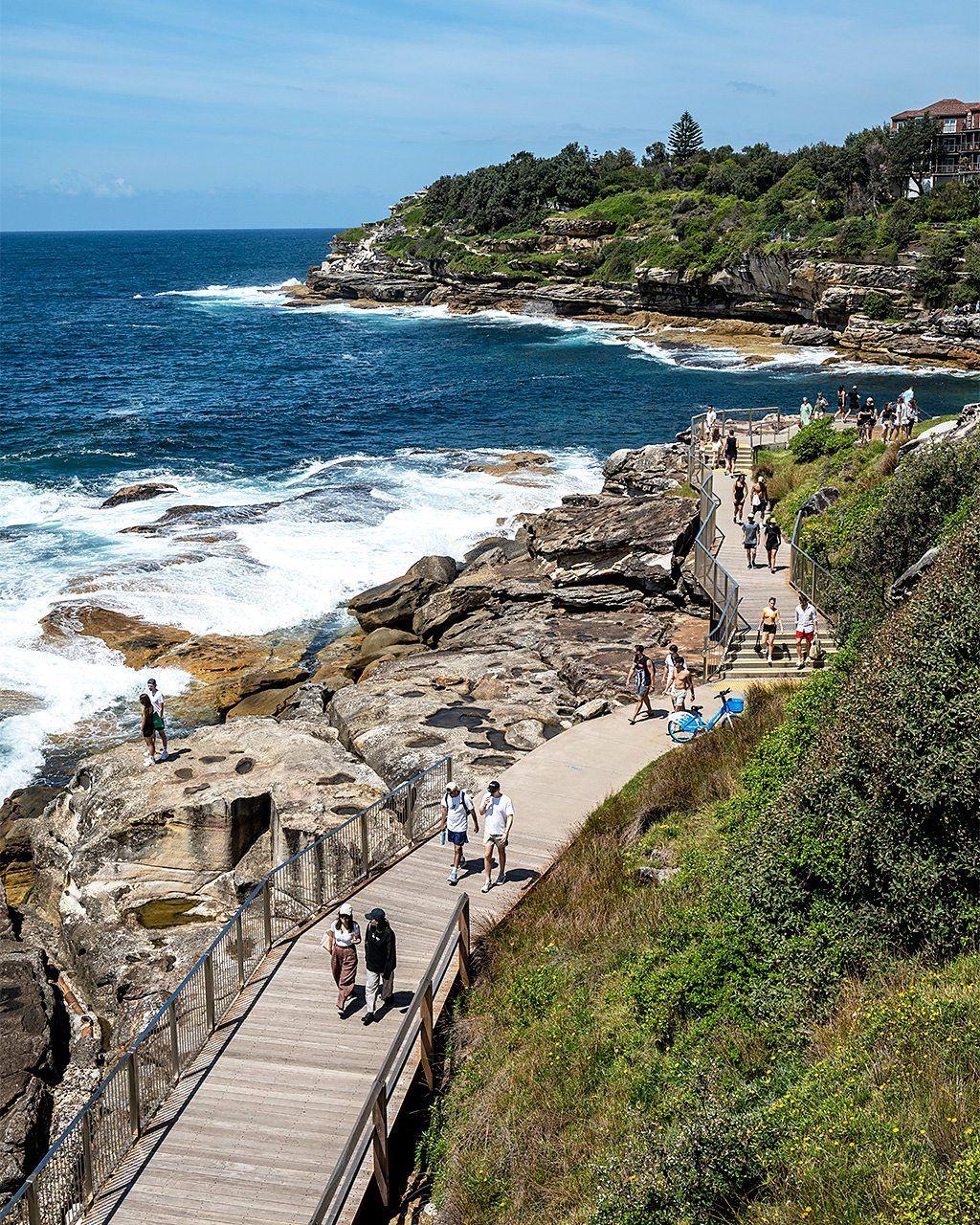 Paseo costero hecho en madera por donde los turistas caminan entre las playas de Bondi y Bronte, en Sídney.
