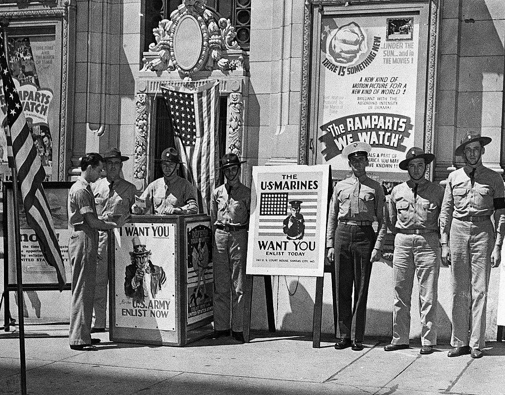 ضباط من الجيش والبحرية في مدينة كانساس يطلقون حملة تجنيد. 