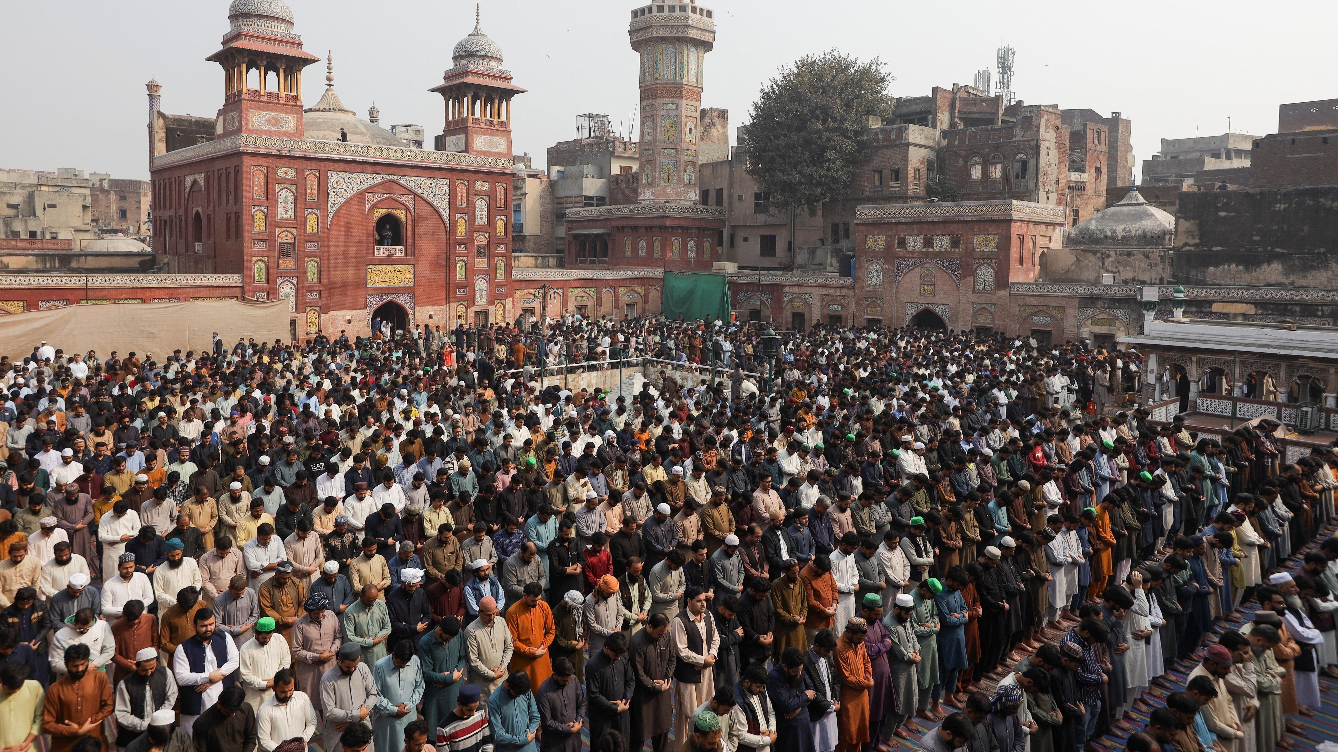 يؤدي المسلمون صلاة الجمعة الأولى من شهر رمضان المبارك في مسجد وزير خان بمدينة لاهور، باكستان، في 20 فبراير/شباط 2026