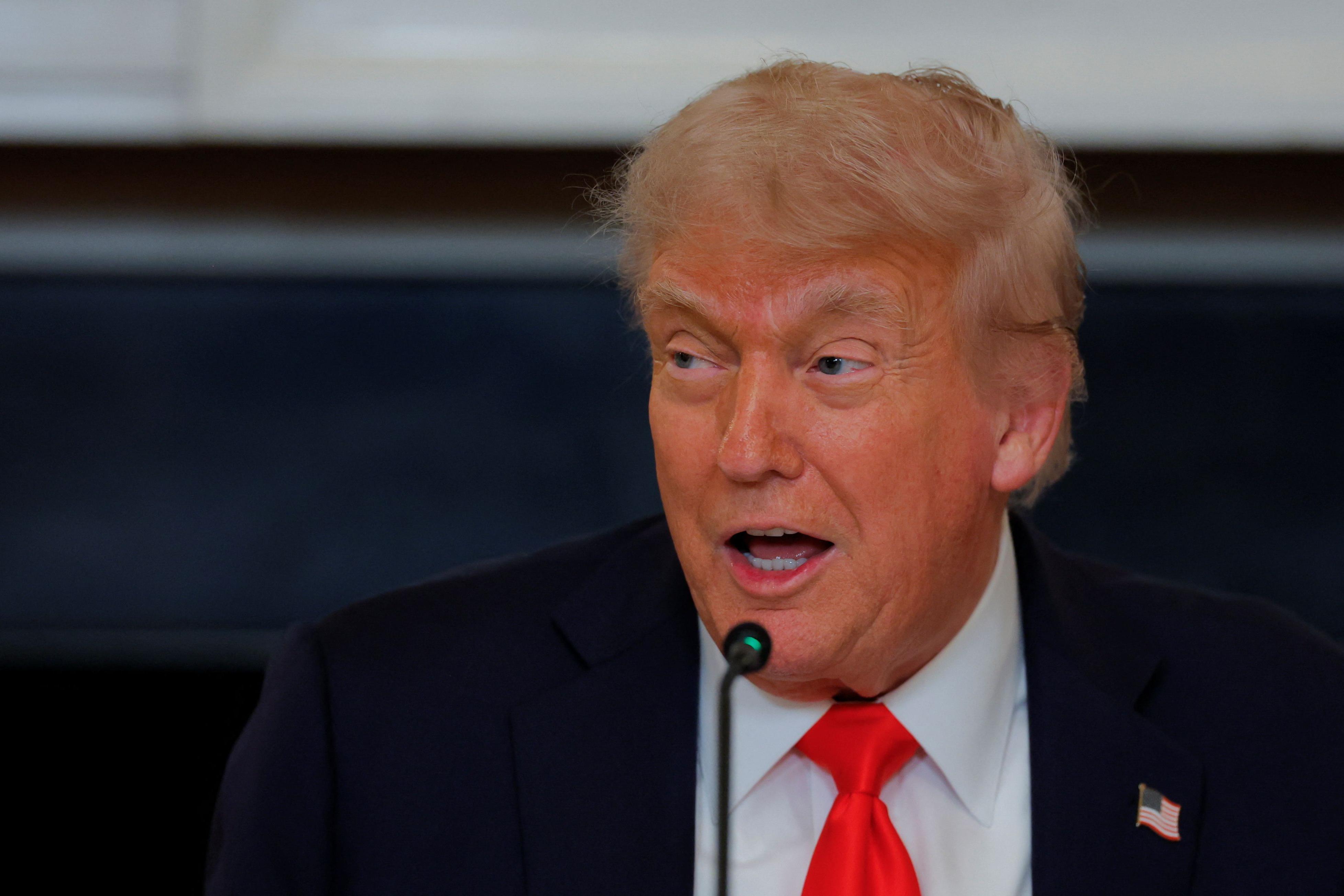 Donald Trump fala ao microfone durante evento