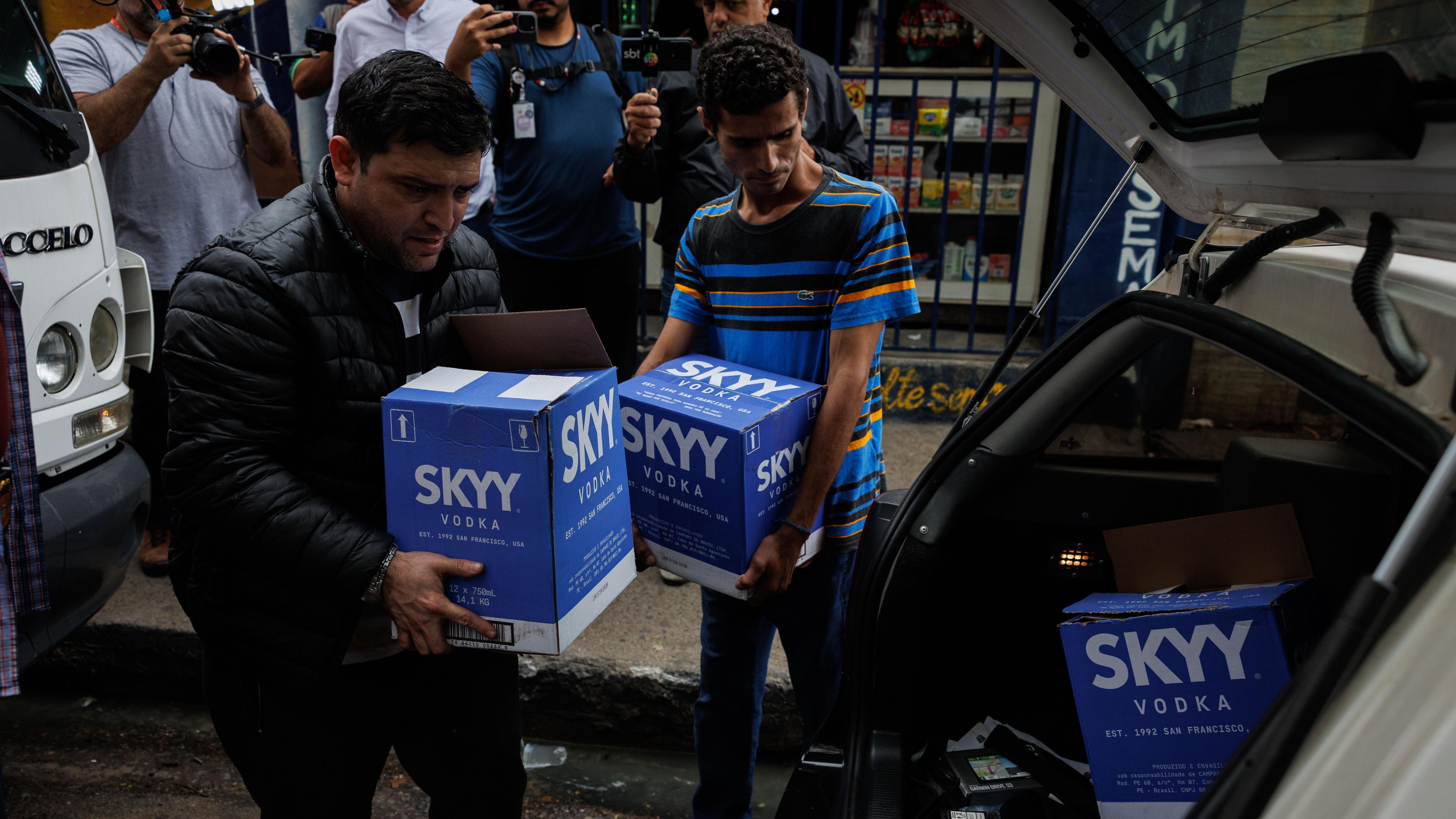 Agentes da vigilância sanitária apreendem caixas de vodca após casos de intoxicação por metanol