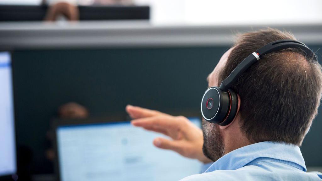 Un hombre con un auricular inalámbrico. 