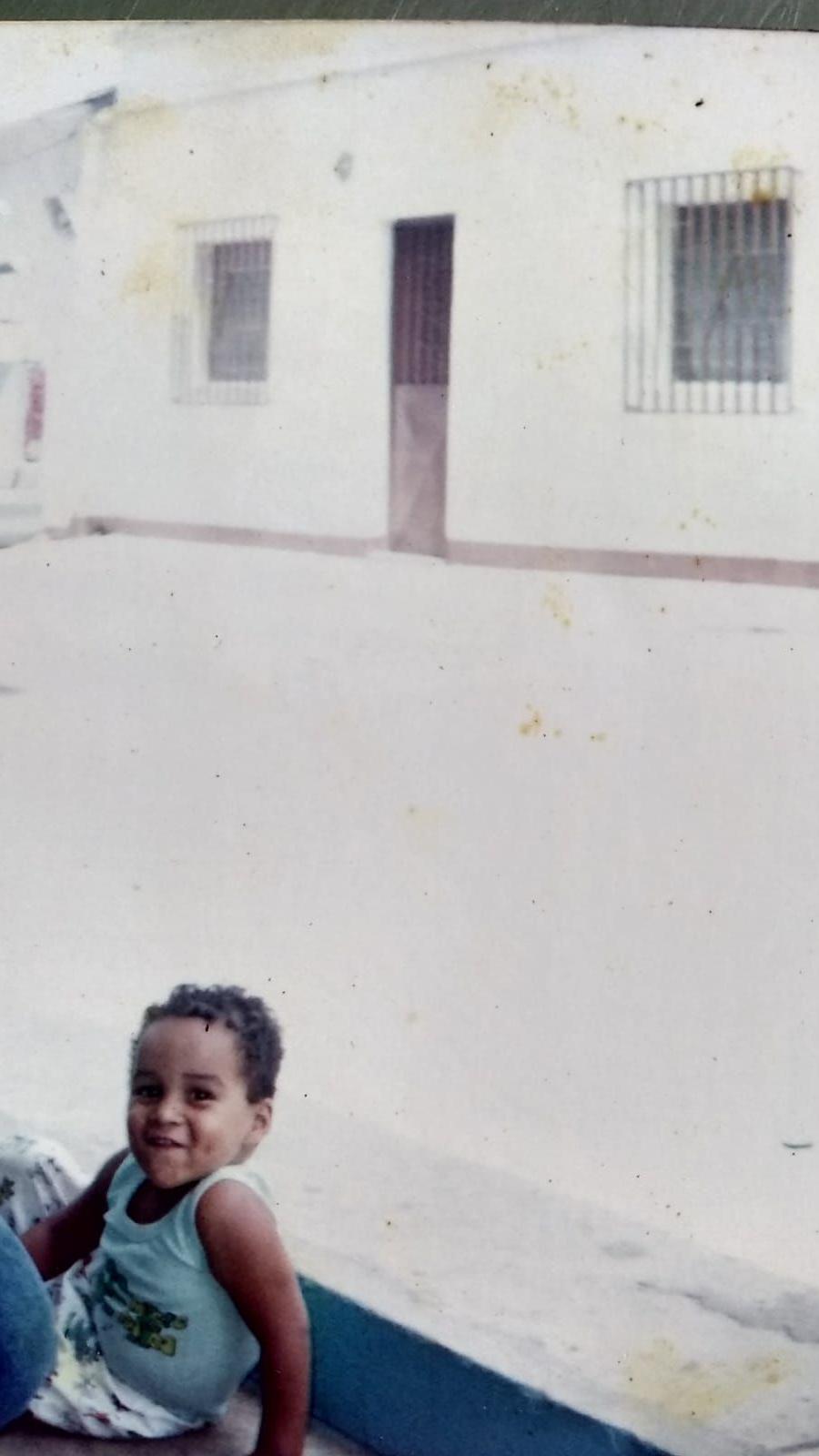 Luis siendo niño en las calles de Venezuela. 