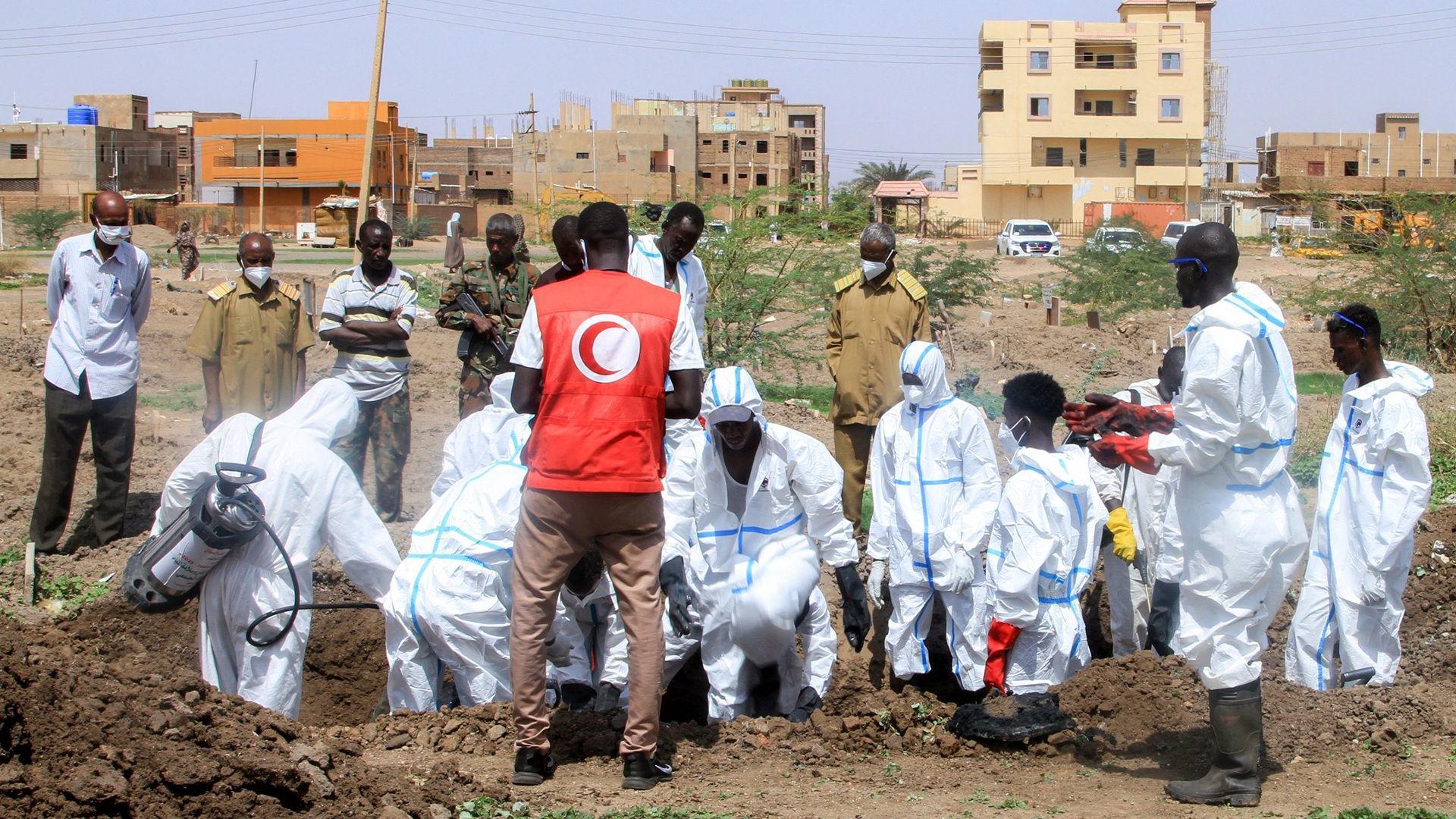 في الثاني من أغسطس/آب 2025، قام أعضاء من الهلال الأحمر السوداني وخبراء الطب الشرعي باستخراج رفات الموتى من مقابر مؤقتة لإعادة دفنها في المقبرة المحلية بضاحية الأزهري جنوب الخرطوم، بعد أن دُفن الموتى على عجل عندما كانت المنطقة تحت سيطرة قوات الدعم السريع. في العاصمة السودانية التي مزقتها الحرب، الخرطوم، بدأ متطوعو الهلال الأحمر مهمة شاقة تتمثل في استخراج رفات الموتى من المقابر المؤقتة التي دُفنوا فيها خلال القتال، ليتمكن ذووهم من إقامة جنازة لائقة لهم. 